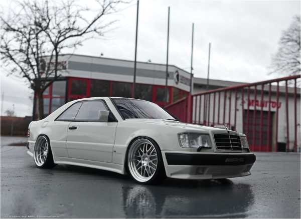 1:18 Mercedes Benz 300 CE 124 - AMG Dealer Arktisweiß Edition